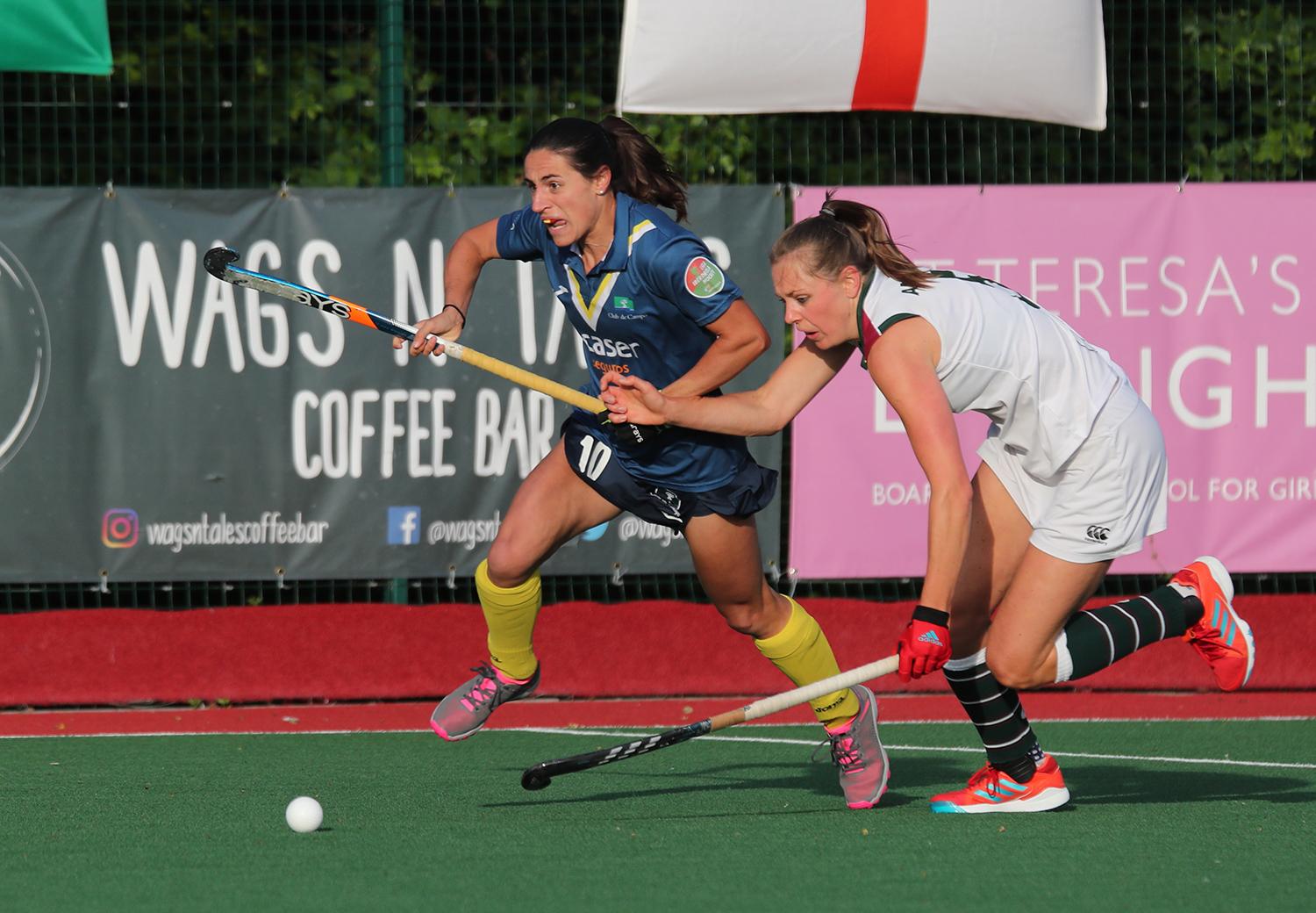 Bea Pérez supera por velocidad a Giselle Ansley. Foto: Stefan Deems