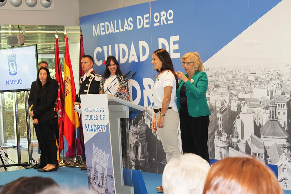 Manuela Carmena impone la medalla de oro a Rocío Gutiérrez en presencia de Rita Maestre