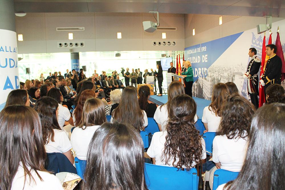 Manuela Carmena toma la palabra con las jugadoras del Club de Campo muy atentas