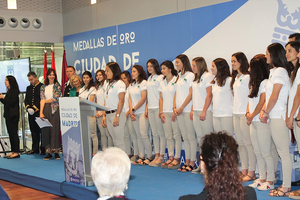 Rocío Gutiérrez pronuncia su discurso arropada por sus compañeras