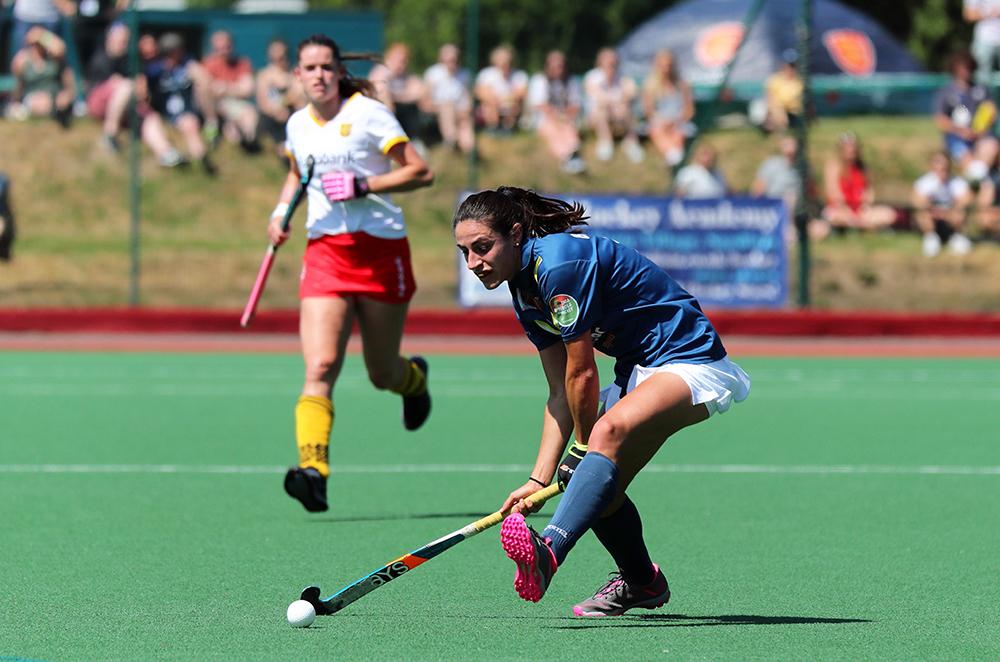 Bea Pérez controla la bola. Foto: Stefan Deems