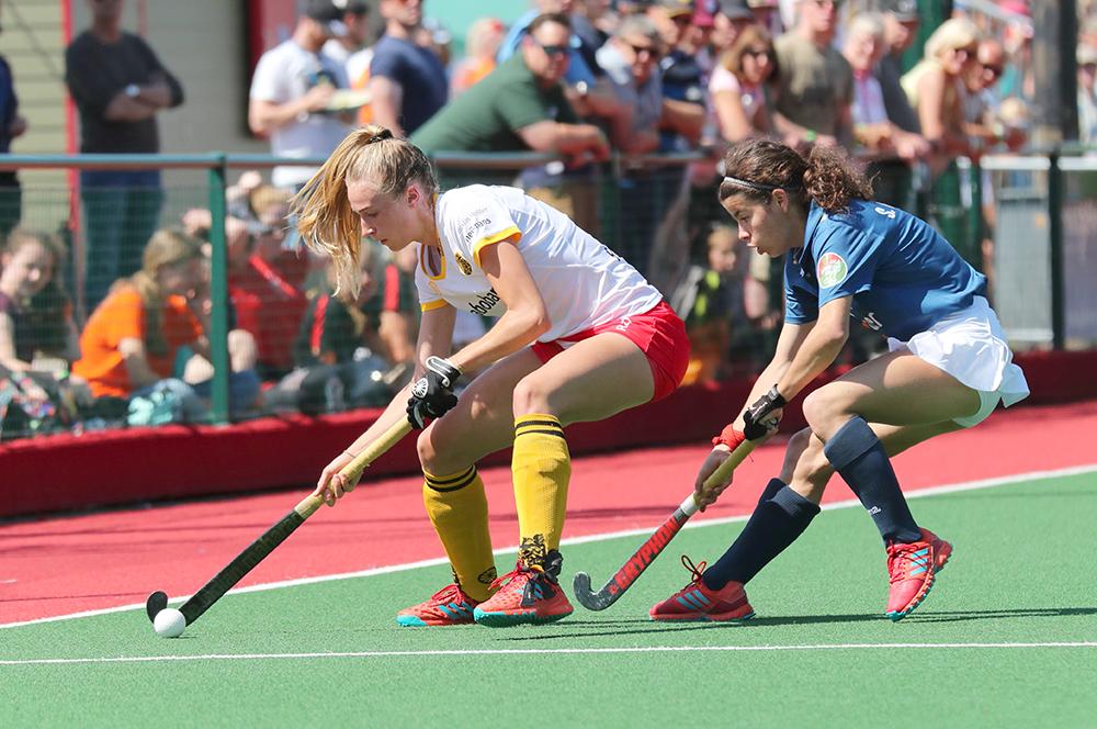 Sara Barrios presiona a una jugadora holandesa. Foto: Stefan Deems