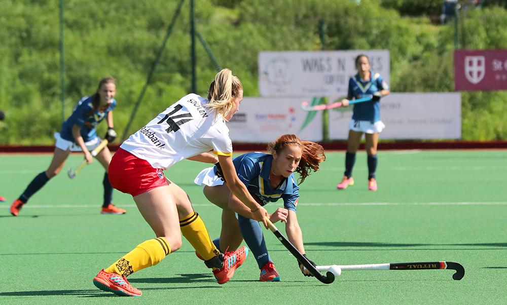 Begoña García trata de superar a Sanne Koolen. Foto: Stefan Deems